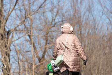 WomWoman walking in the forest in a park