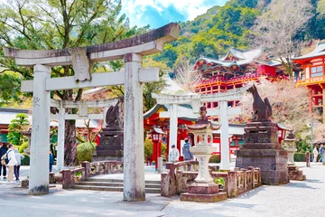 Afwasbaar fotobehang 春の祐徳稲荷神社と訪れる人々 © ぶっさん