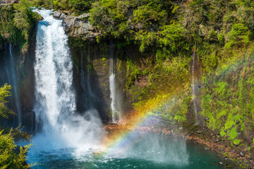 音止の滝にかかる虹