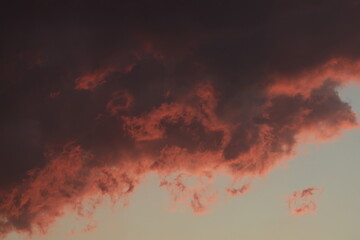 沈む夕陽で朱に染まる、荒天をもたらした雲