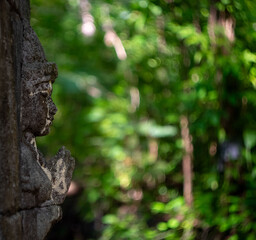 Obraz premium A religious statue in an abandoned Buddhist temple