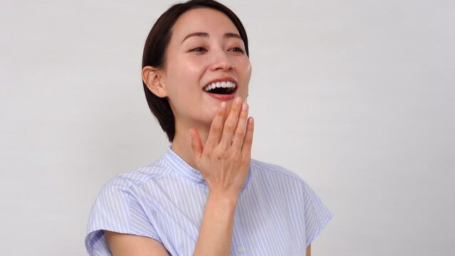 笑顔で驚く女性　白背景