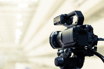 Video camera with blur background for journalist interview broadcasting reporter news or press conference speaker or public speaking or meeting report record and content creator live media concepts. - obrazy, fototapety, plakaty