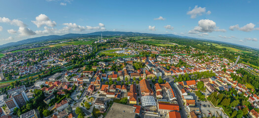 Die Stadt Plattling im Gäuboden in der niederbayerischen Region Donau-Wald im Luftbild - obrazy, fototapety, plakaty