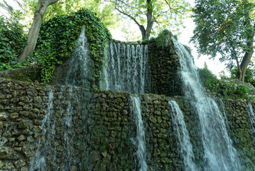 Cascada en el parque de Fuente del Berro en Madrid