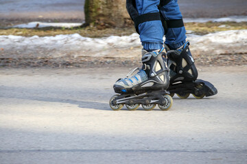 Naklejka premium roller skating in the park on an asphalt road