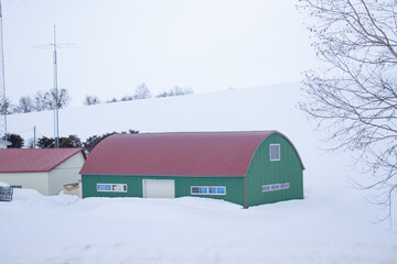 雪の中の赤と緑の建物