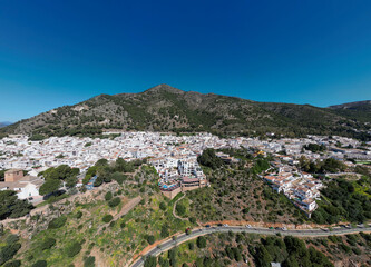 Obraz premium vista aérea del bonito pueblo mediterráneo de Mijas en la costa del sol de Málaga, Andalucía