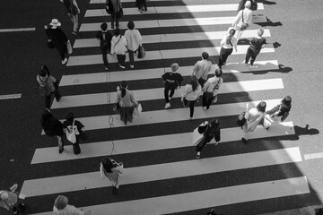神戸三宮の中心地で横断報道を渡る人々。モノクロ撮影