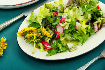 Fresh salad with dandelions, veganism. - 784346545