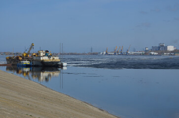Fototapeta na wymiar Volga River. Spring. Ice drift