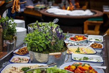 Set table filled with ice cubes on which are dishes such as a fruit plate