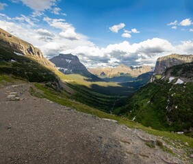 Mesmerizing shot of a trekking trail in Glacier National Park, Montana's Rocky mountains