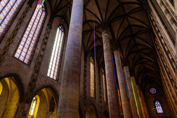 Vitraux et voûtes à l’intérieur de l'église des Jacobins de Toulouse