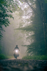 Radfahrer im Nebel auf einem Waldweg in der Schwäbischen Alb