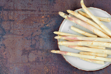 Raw white asparagus. - 784399987