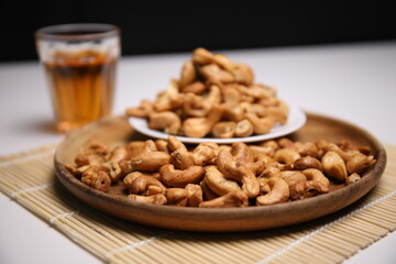 Obraz na płótnie Canvas Grilled cashew nuts in a bowl