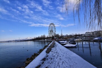 grande roue au bord de l'eau