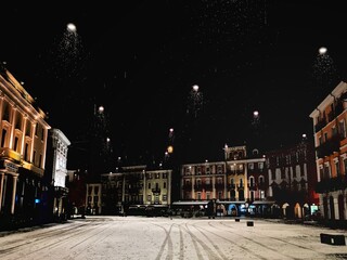 piazza grande dans la neige