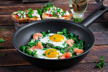 Keto breakfast. Fried eggs  with asparagus, spinach and salmon. - 784438726