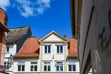 Historische Giebelhäuser aus Backstein in der Altstadt von Lüneburg, bei blauem Himmel im Sommer...