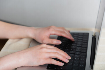 ノートパソコンで仕事をする女性の手元
