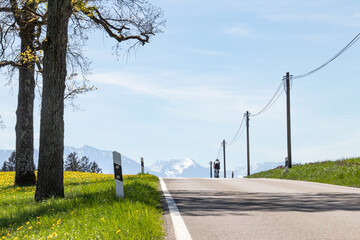 Rennradfahrer auf einer Landstraße im Frühling