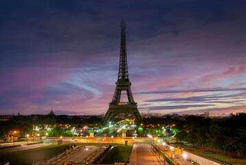 Naklejka premium Eiffel Tower and fountains
