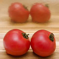 Round Pink tomato with a nose that produces heart shape when cut in half - 784489372