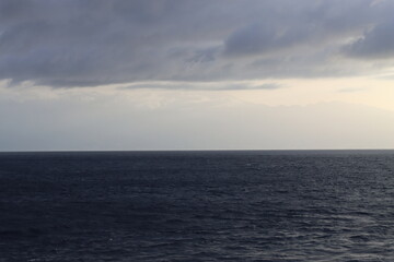 Obraz premium Dawn over the Atlantic ocean