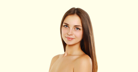 Obraz premium Beauty portrait of brunette young woman on white studio background