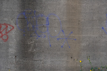 落書きされた壁、スプレー落書き、いたずら描きされたコンクリートの塀