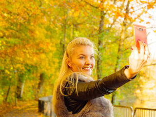 Fashion girl take selfie photo in autumn park - 784517717