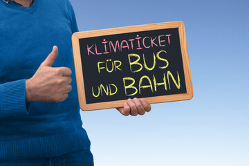 Klimaticket für Bus und Bahn, Kreidetafel, Daumen hoch!