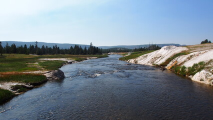 大自然を流れる川