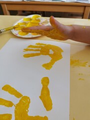 main d'enfant avec peinture