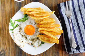 fries with fried eggs - 784555116