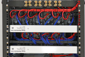 Connection of electronic modules in a telecommunication rack using electrically insulated wires.