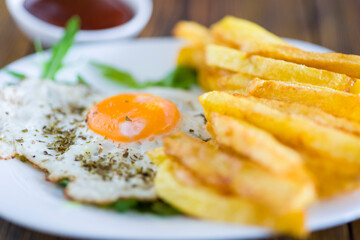 fries with fried eggs - 784555150