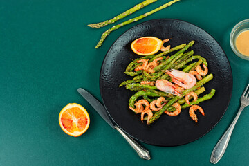 Shrimp with young boiled asparagus. - 784561791