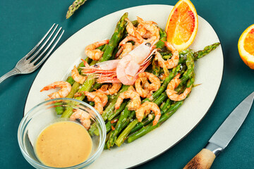 Shrimp with young boiled asparagus. - 784563512