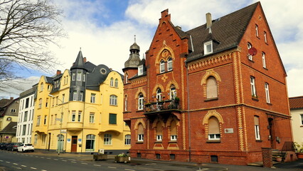 herrliches altes Backsteingebäude entlang der Straße in Limburg unter blauem Himmel mit weißen...