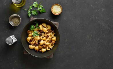Pipe rigate pasta with roasted mushrooms