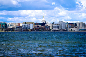 Obraz premium Madison Skyline and the Wisconsin State Capitol from Lake Monona, Madison, Wisconsin, USA