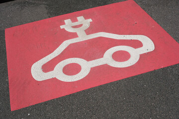Markierung für Elektroautos an einer Ladestation