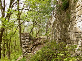 Die Burg Lohra, auch Groß Lohra, Großlohra, Schlossberg, Löhra genannt