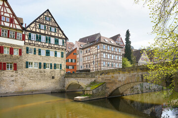 Blick auf den mittelalterlichen Stadtkern von Schwäbisch Hall mit seinen Fachwerkhäusern - 784623353