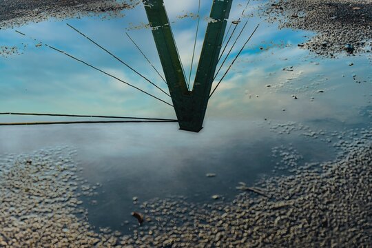 spiegelung in einer Wasserpfütze von einem Brückenpfeiler