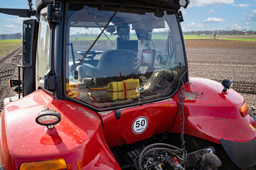 Anbau von Kartoffeln - Fahrerkabine eines modernen Traktors von aussen. - 784648335