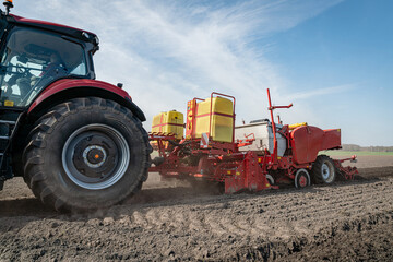 Anbau von Kartoffeln - Aussaat mit modernster Landtechnik.